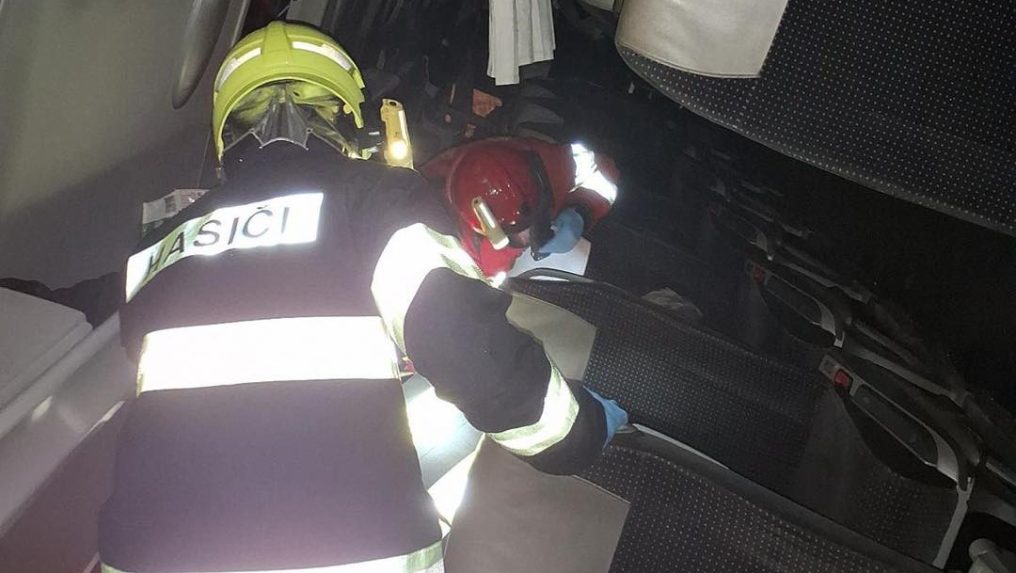 Na snímke zasahujú hasiči pri nehode diaľkového autobusu.