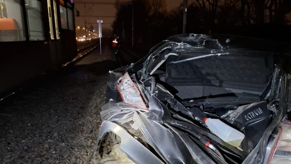 Zrážka vlaku a osobného auta v Bratislave.