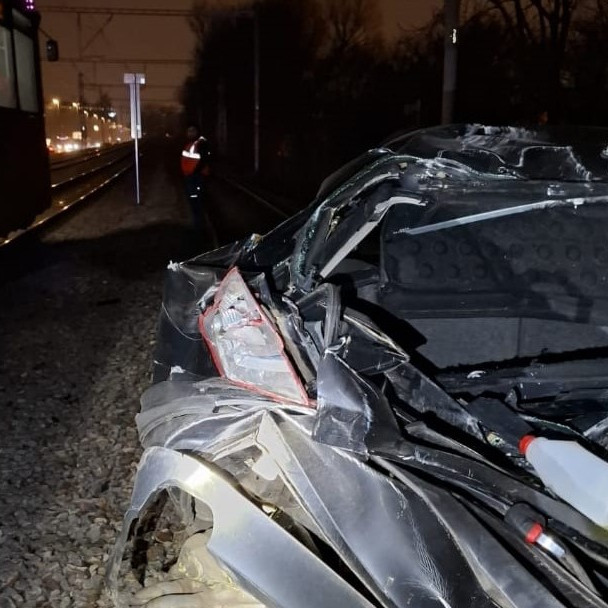 Zrážka vlaku a osobného auta v Bratislave.