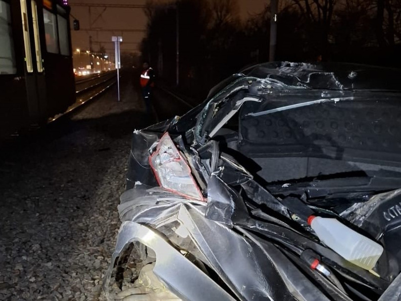 Zrážka vlaku a osobného auta v Bratislave.