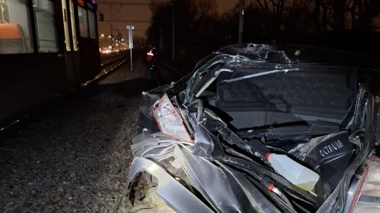 Zrážka vlaku a osobného auta v Bratislave.