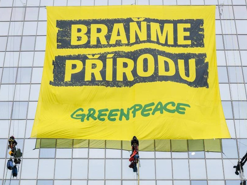 Aktivisti sa na objekt dostali pomocou rebríkov a lán.