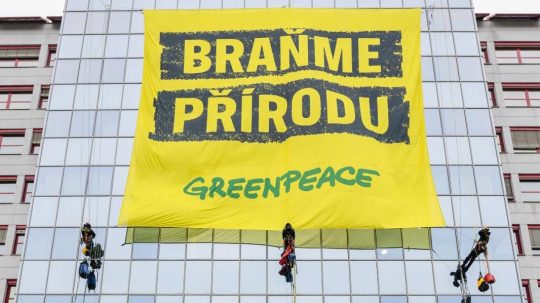 Aktivisti sa na objekt dostali pomocou rebríkov a lán.