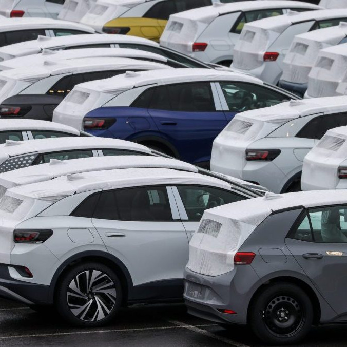 Elektromobily na parkovisku závodu automobilky Volkswagen v meste Zwickau.