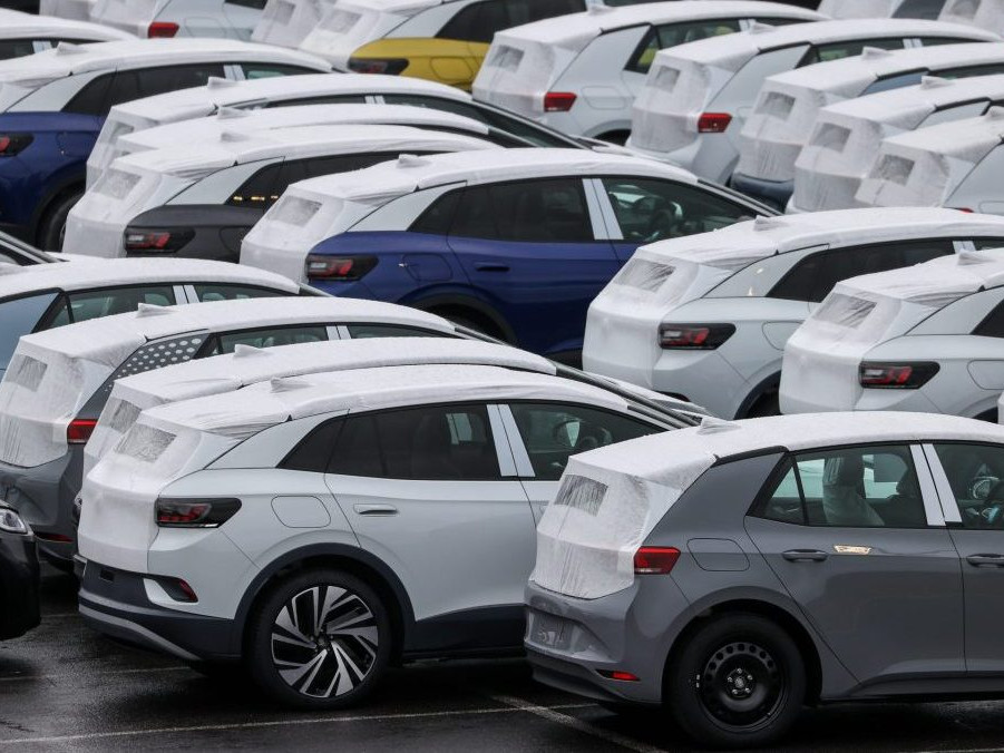 Elektromobily na parkovisku závodu automobilky Volkswagen v meste Zwickau.