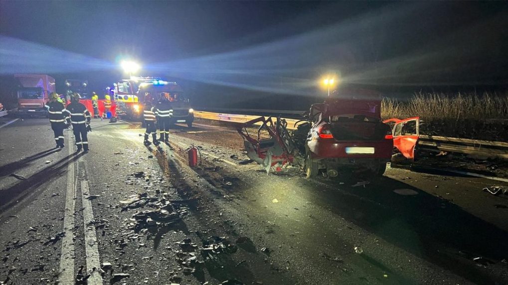 Dopravná nehoda na diaľnici pri Zamarovciach.