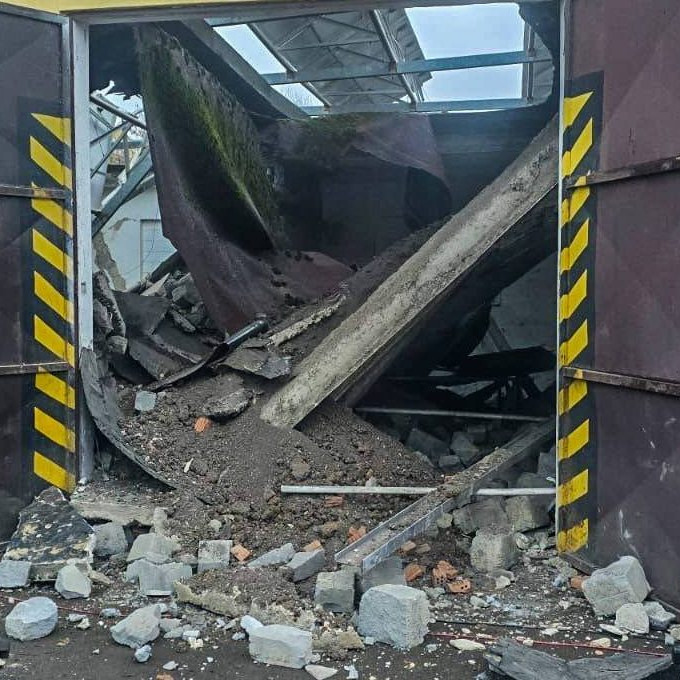 Na snímke zrútená strecha.