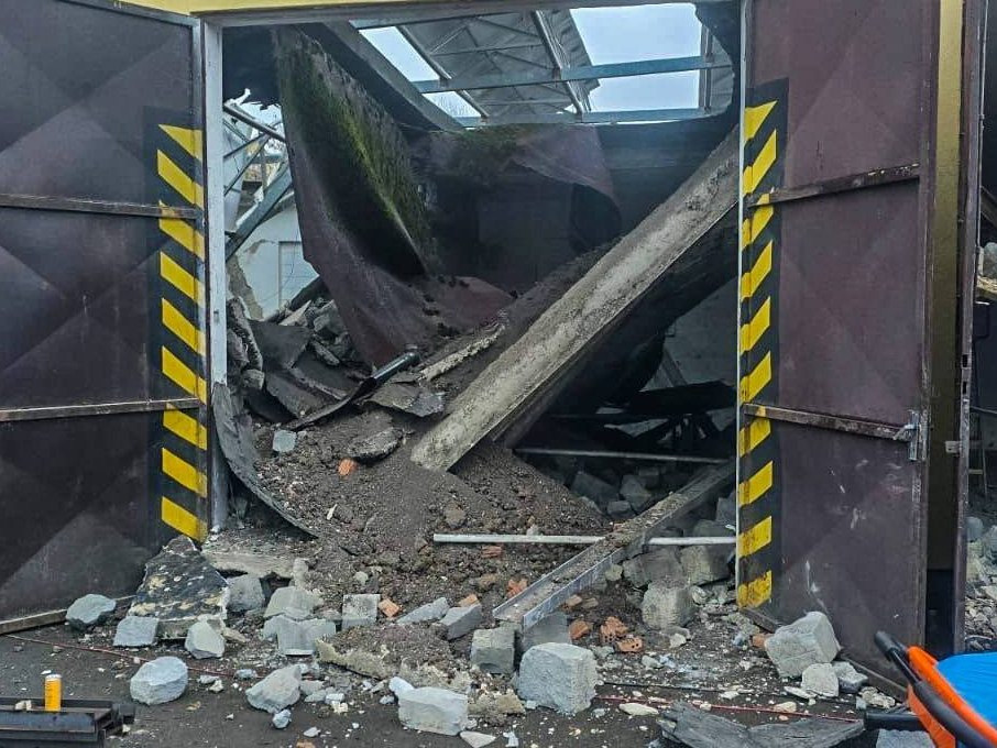 Na snímke zrútená strecha.