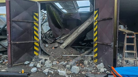 Na snímke zrútená strecha.