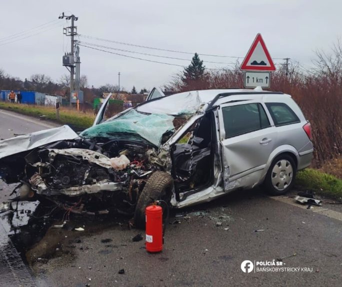 Na snímke zničené osobné auto po zrážke s kamiónom pri Vidinej.