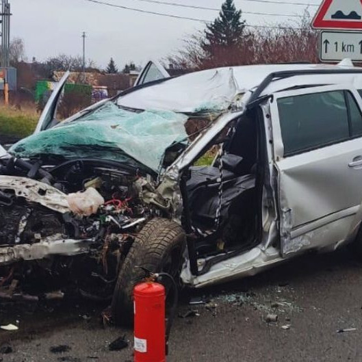 Na snímke zničené osobné auto po zrážke s kamiónom pri Vidinej.