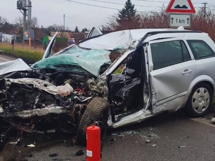 Na snímke zničené osobné auto po zrážke s kamiónom pri Vidinej.