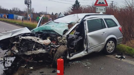 Na snímke zničené osobné auto po zrážke s kamiónom pri Vidinej.