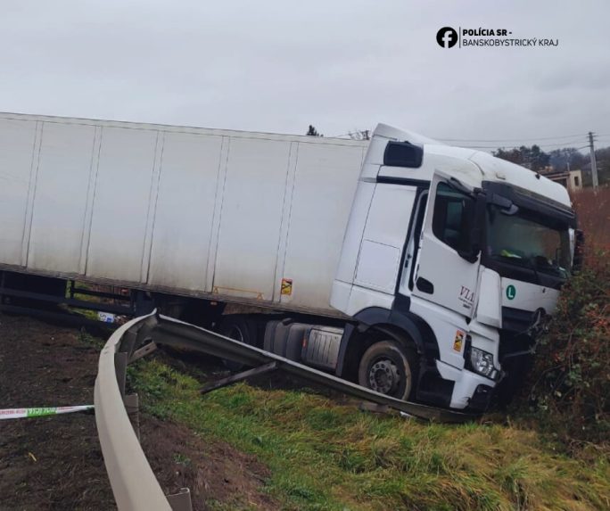 Na sn&iacute;mke kami&oacute;n po zr&aacute;žke s osobn&yacute;m autom pri Vidinej.