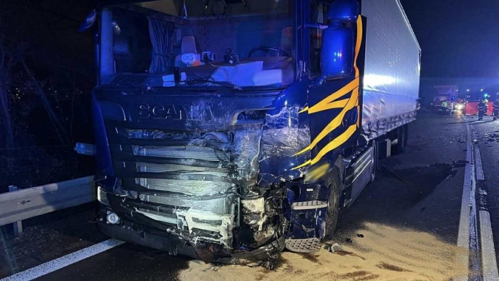 Dopravná nehoda na diaľnici pri Zamarovciach.