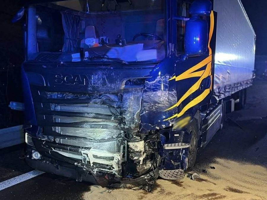 Dopravná nehoda na diaľnici pri Zamarovciach.