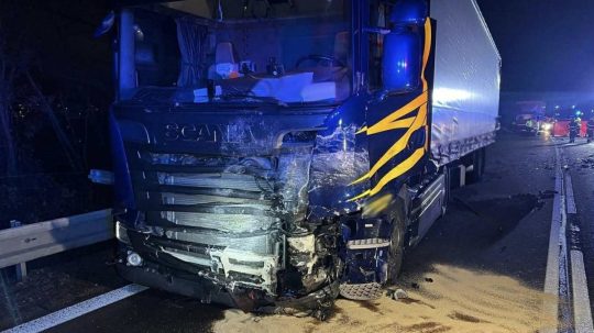 Dopravná nehoda na diaľnici pri Zamarovciach.