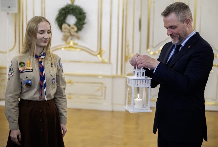 FOTO: Prezident Pellegrini prevzal od skautov Betlehemské svetlo. Zdôraznil jeho odkaz pokoja, mieru a zmierenia