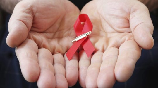 Na ilustračnej snímke červená stuha.