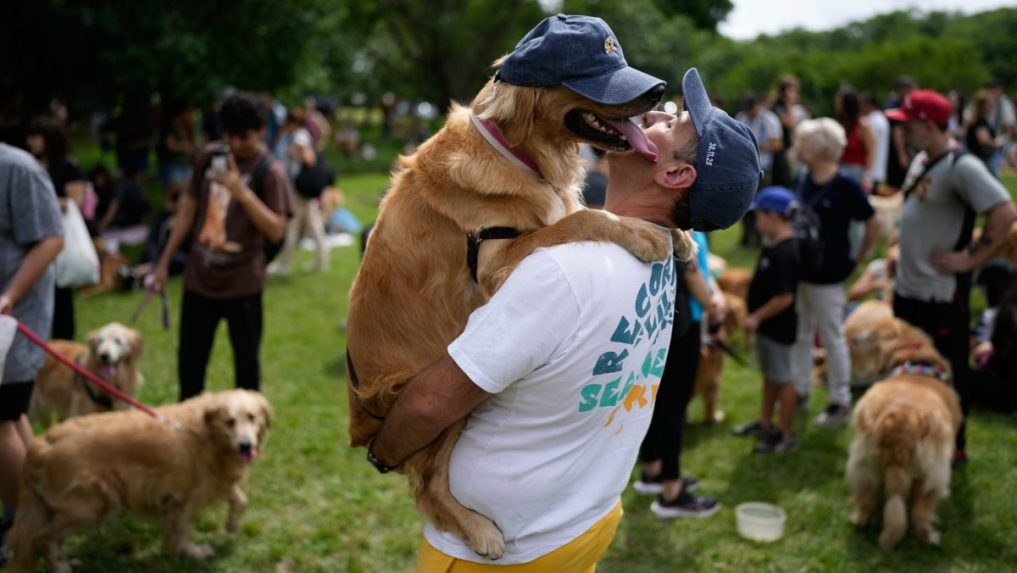 Maximiliano Rivero drží svojho domáceho maznáčika Manolu.