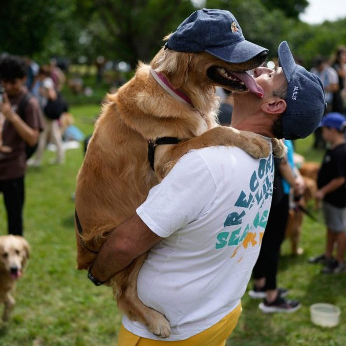 Maximiliano Rivero drží svojho domáceho maznáčika Manolu.