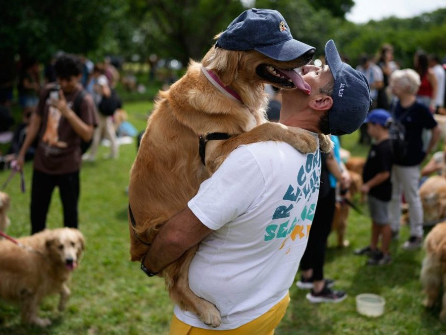 Maximiliano Rivero drží svojho domáceho maznáčika Manolu.