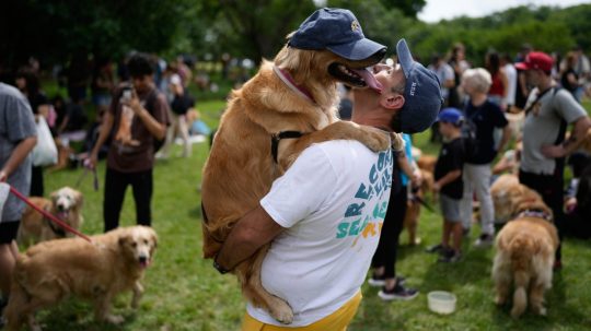 Maximiliano Rivero drží svojho domáceho maznáčika Manolu.