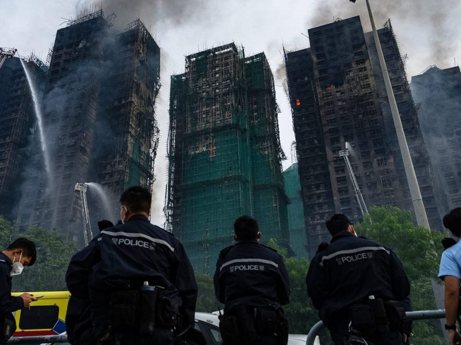Požiar bytového komplexu v Hongkongu.