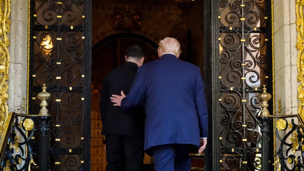 Zľava Volodymyr Zelenskyj a Donald Trump.