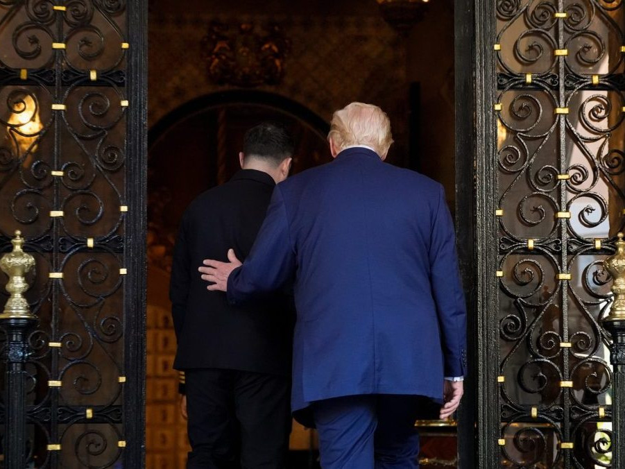 Zľava Volodymyr Zelenskyj a Donald Trump.