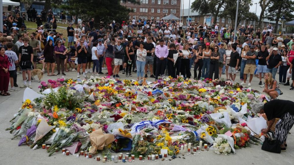 Ľudia kladú kvety na pamiatku obetí po hromadnej streľbe na pláži v Sydney.