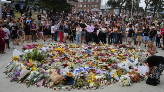 Ľudia kladú kvety na pamiatku obetí po hromadnej streľbe na pláži v Sydney.