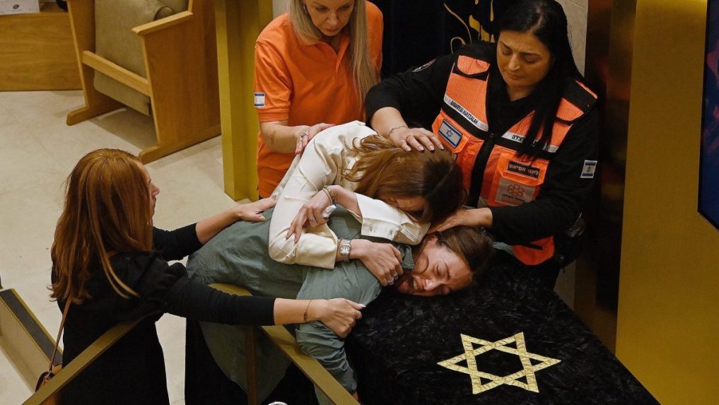 Stovky trúchliacich sa zhromaždili na pohrebe dvadsaťštyriročného rabína Eliho Schlangera,