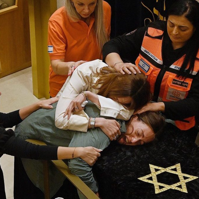 Stovky trúchliacich sa zhromaždili na pohrebe dvadsaťštyriročného rabína Eliho Schlangera,