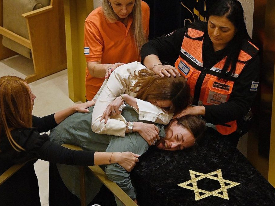 Stovky trúchliacich sa zhromaždili na pohrebe dvadsaťštyriročného rabína Eliho Schlangera,