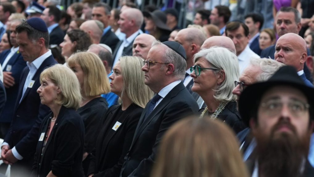 Austrália si minútou ticha uctila pamiatku obetí streľby na pláži Bondi v Sydney.
