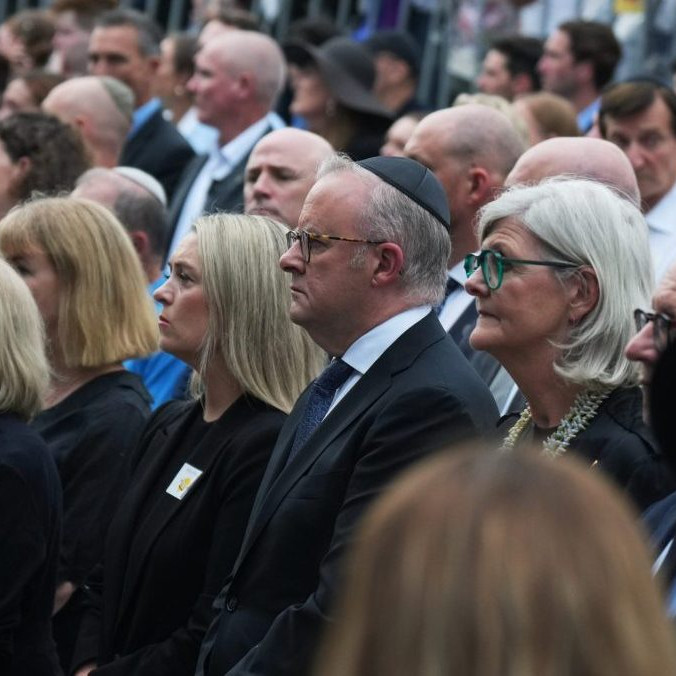 Austrália si minútou ticha uctila pamiatku obetí streľby na pláži Bondi v Sydney.