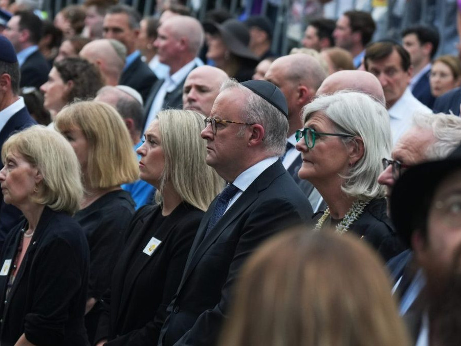 Austrália si minútou ticha uctila pamiatku obetí streľby na pláži Bondi v Sydney.