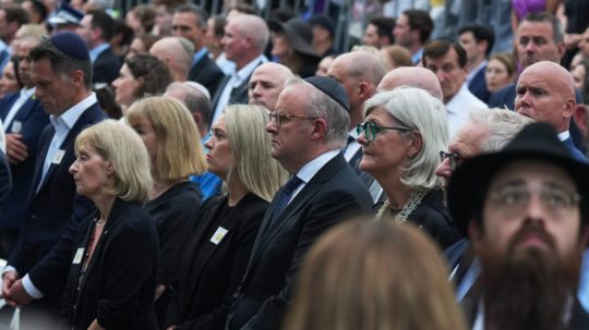 Austrália si minútou ticha uctila pamiatku obetí streľby na pláži Bondi v Sydney.