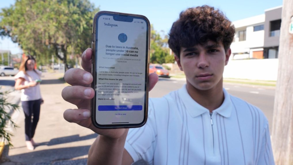 chlapec s upozornením, že sa nemôže prihlásiť na sociálne siete