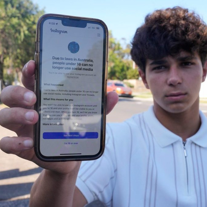 chlapec s upozornením, že sa nemôže prihlásiť na sociálne siete