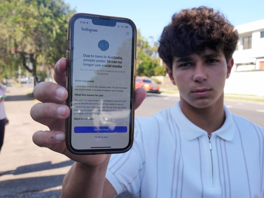 chlapec s upozornením, že sa nemôže prihlásiť na sociálne siete