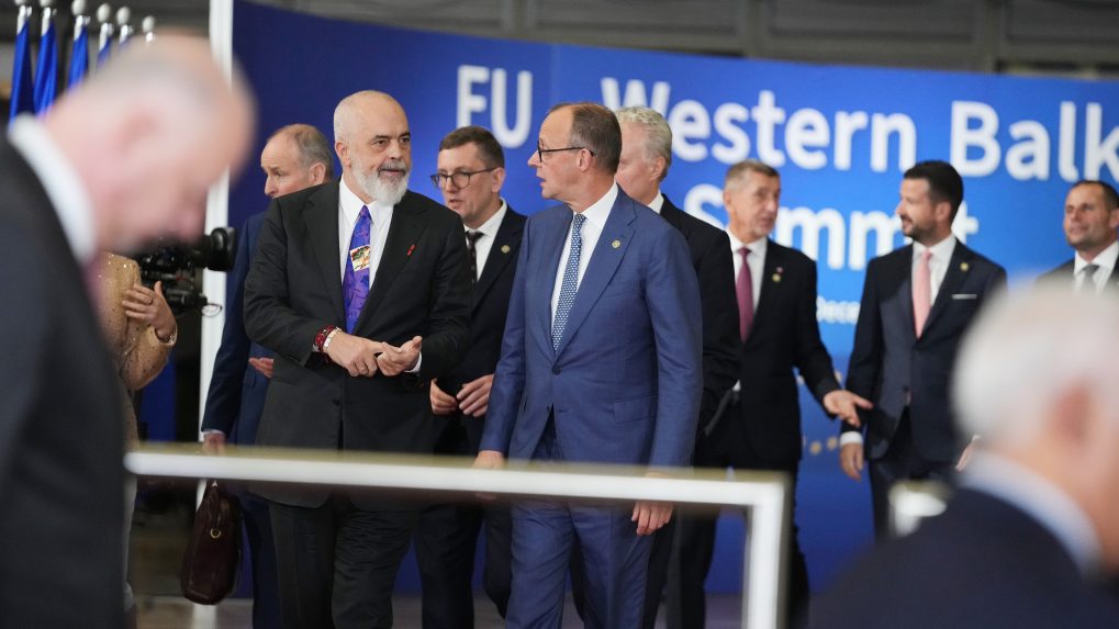 Nemecký kancelár Friedrich Merz (v strede) hovorí s albánskym premiérom Edim Ramom (tretí zľava).