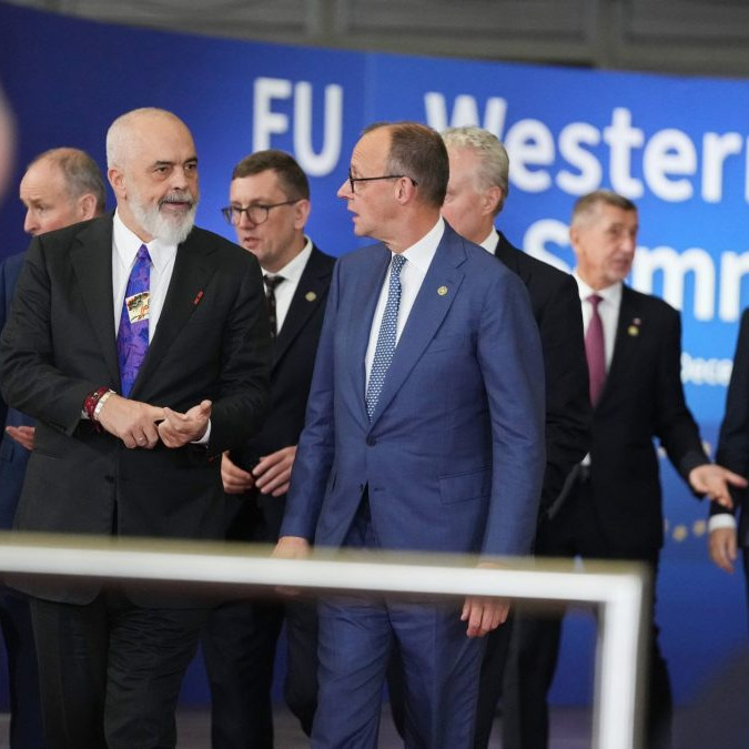 Nemecký kancelár Friedrich Merz (v strede) hovorí s albánskym premiérom Edim Ramom (tretí zľava).