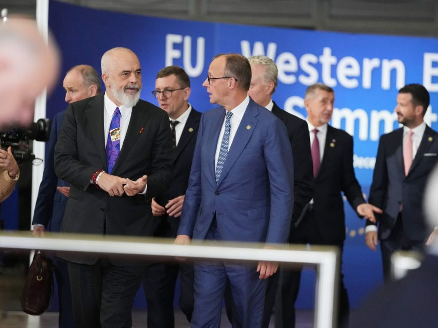 Nemecký kancelár Friedrich Merz (v strede) hovorí s albánskym premiérom Edim Ramom (tretí zľava).