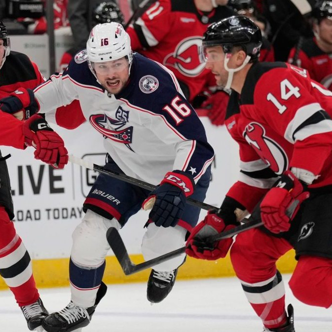 Útočník Columbusu Blue Jackets Brendan Gaunce (v strede) a hráč New Jersey Devils Dennis Cholowski.