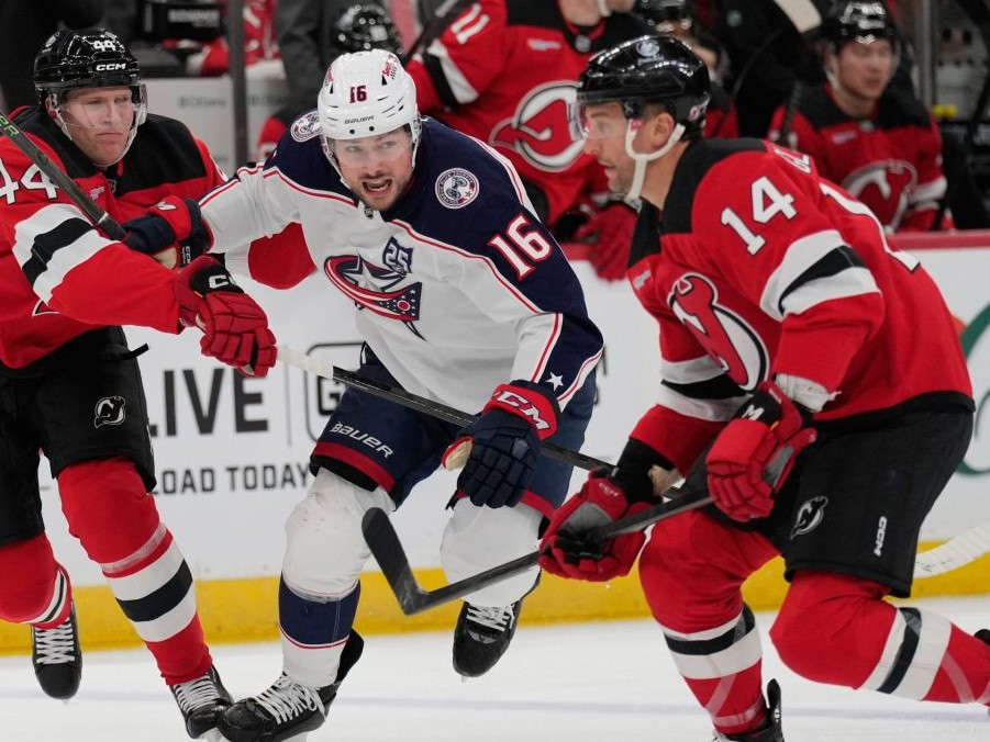 Útočník Columbusu Blue Jackets Brendan Gaunce (v strede) a hráč New Jersey Devils Dennis Cholowski.