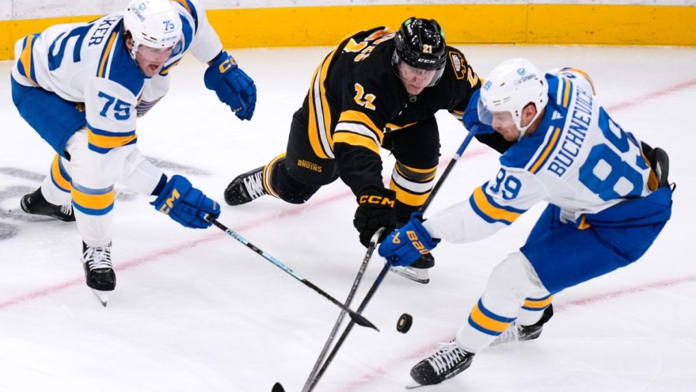 Na snímke hráč Bostonu Alex Steeves (uprostred), hráči St. Louis Pavel Bučnevič (vpravo) a Tyler Tucker.