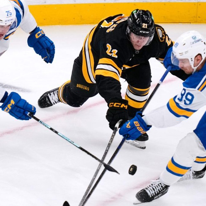 Na snímke hráč Bostonu Alex Steeves (uprostred), hráči St. Louis Pavel Bučnevič (vpravo) a Tyler Tucker.