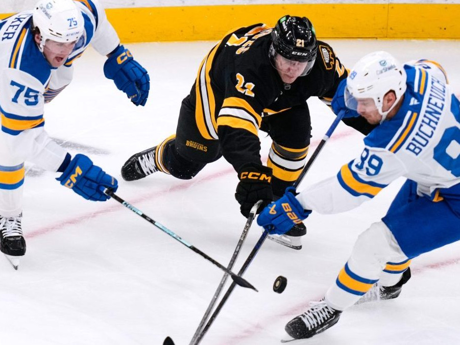 Na snímke hráč Bostonu Alex Steeves (uprostred), hráči St. Louis Pavel Bučnevič (vpravo) a Tyler Tucker.